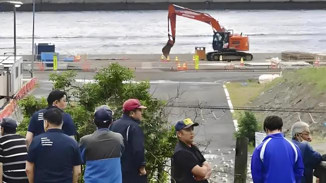 航拍海啸抵达日本：民众挤满屋顶 沿海城市紧急避难