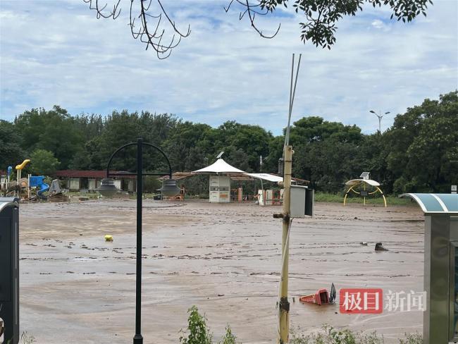 北京百米长砖墙被洪水冲垮 画面曝光 灾情严峻引发关注
