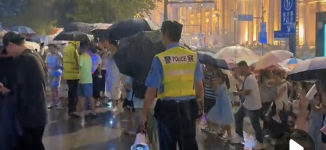 上海外滩民警雨中执勤保安全 坚守岗位获赞