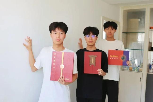 云南三胞胎手足皆上名校 花开三朵，各表一枝