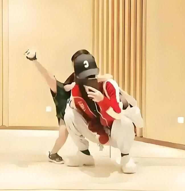 实拍：赵丽颖带儿子会友热聊心情好