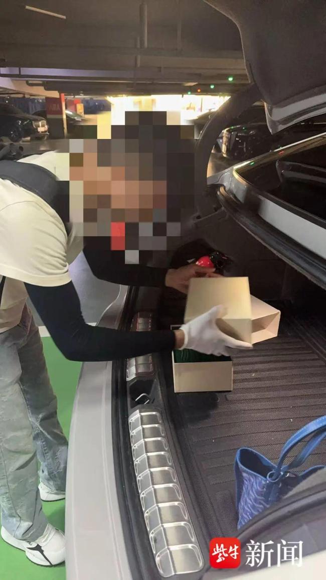 女子卖劳力士收32万 银行卡被冻结