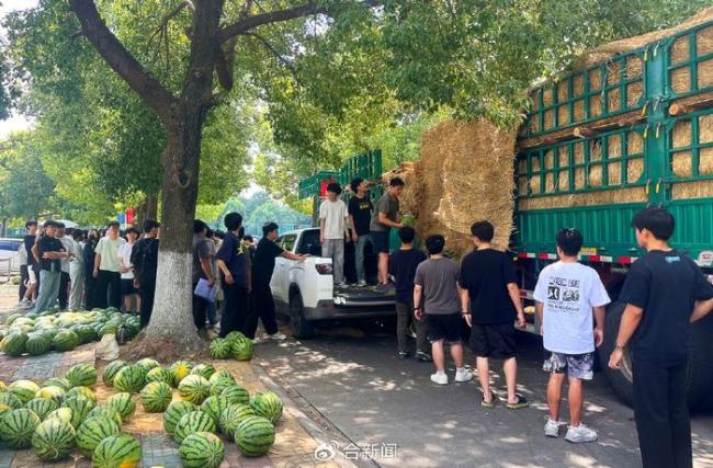 安徽一高校请留校生免费吃瓜 清凉心意暖人心
