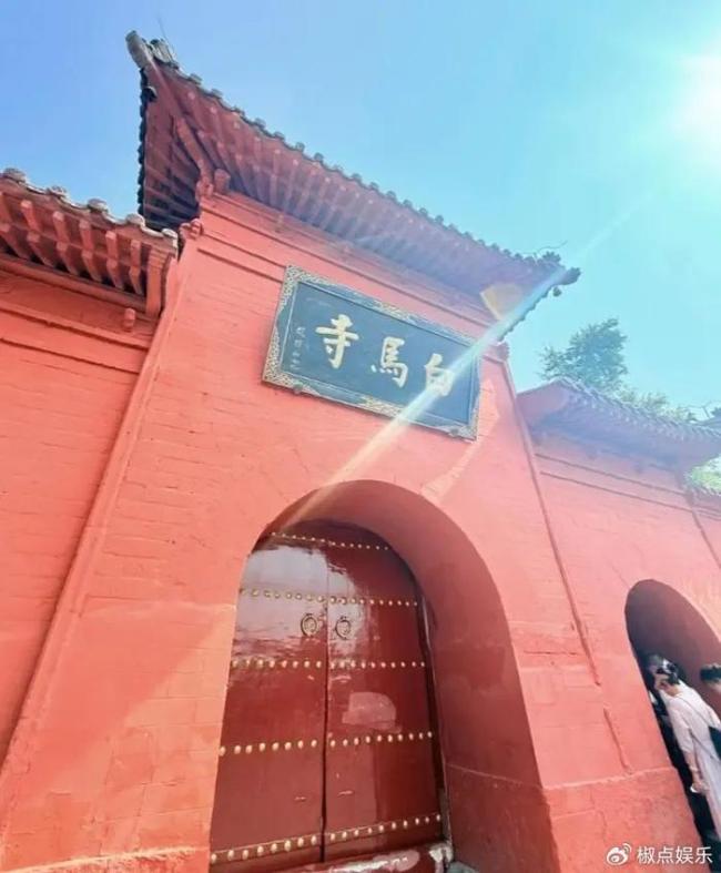 少林寺新方丈：开拖拉机收庄稼，和李冰冰相识，座驾揽胜是讹传！
