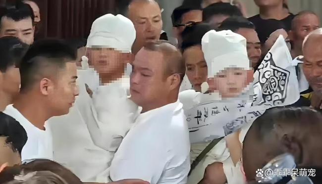 救人牺牲男子遗体告别仪式举行 英雄安息