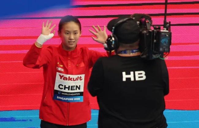 陈芋汐拥抱教练泪洒赛场 三金加冕跳台女王