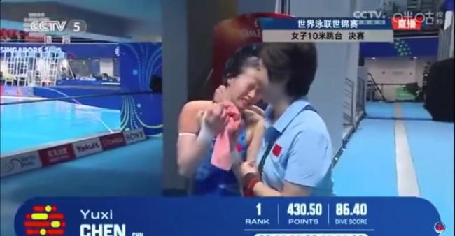 陈芋汐拥抱教练泪洒赛场 三金加冕跳台女王