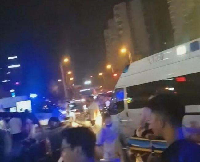 成都一購物中心附近發(fā)生車禍 事故致1死3傷