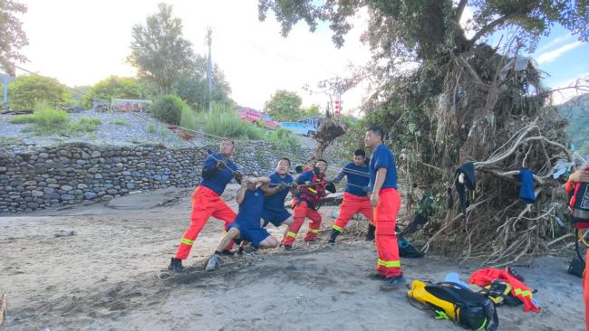 6人因暴雨被困山顶100小时成功获救 跨越百小时的救援奇迹