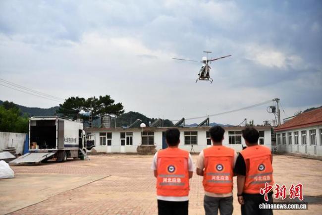 河北承德用无人机向被困村庄送物资 精准空投救援