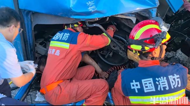 两车相撞司机被困 消防紧急救援 破拆救出被困者