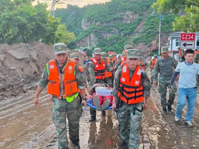 这就是来自人民子弟兵的安全感 风雨中的坚定守护