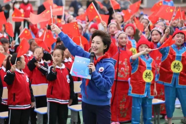 主持人海霞获新称号 最美志愿者