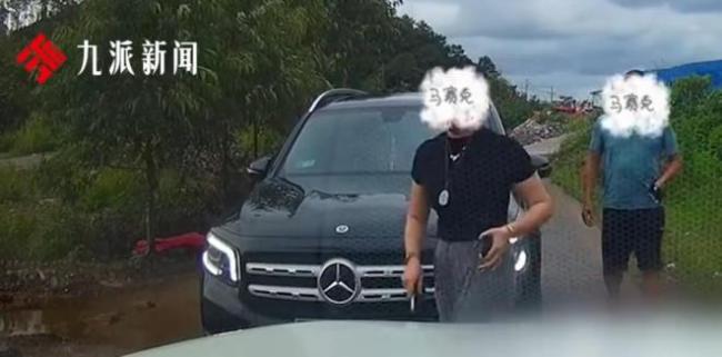 亮证女子仅凭车牌就调取公民信息 疑涉公职人员权限滥用