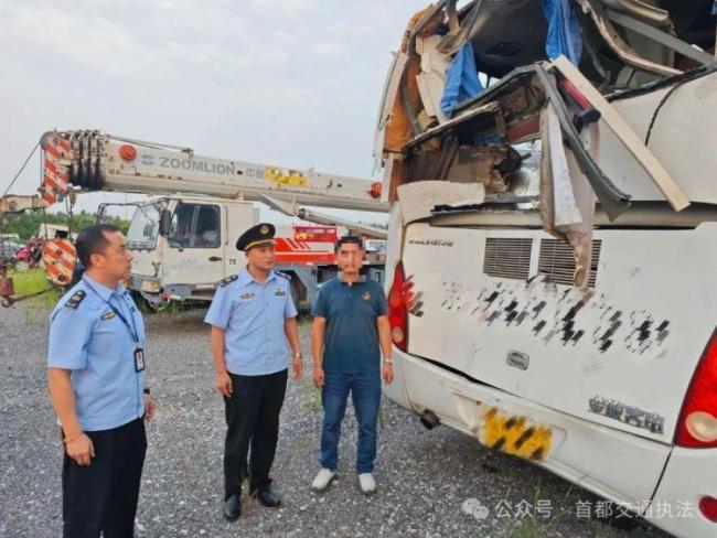 北京警方通報“研學(xué)游黑大巴側(cè)翻”：致7名學(xué)生和2名老師受傷，市區(qū)聯(lián)動查處
