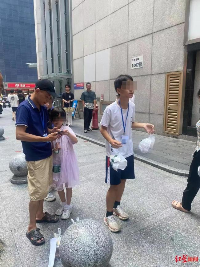 深圳兴起小孩哥代送外卖潮:每单1元 学生兼职新风尚