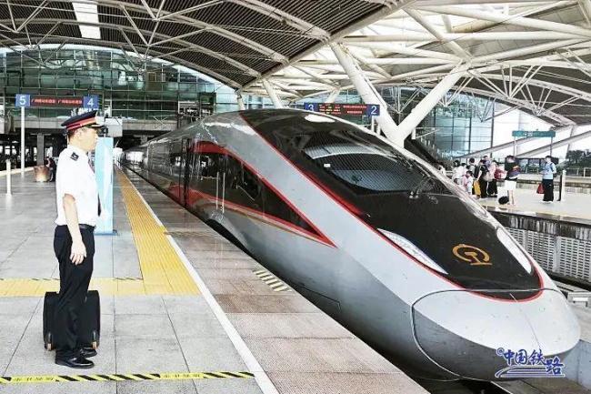 復(fù)興號(hào)“狂追”和諧號(hào)！網(wǎng)友：交警管嗎？