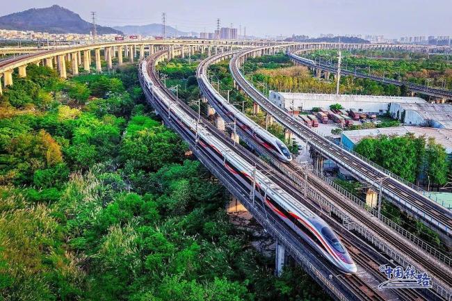 復(fù)興號“狂追”和諧號！網(wǎng)友：交警管嗎？