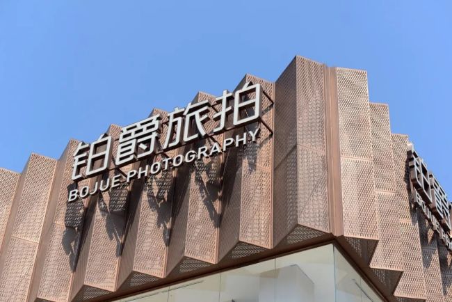 年轻人抠门结婚，这个行业崩溃了