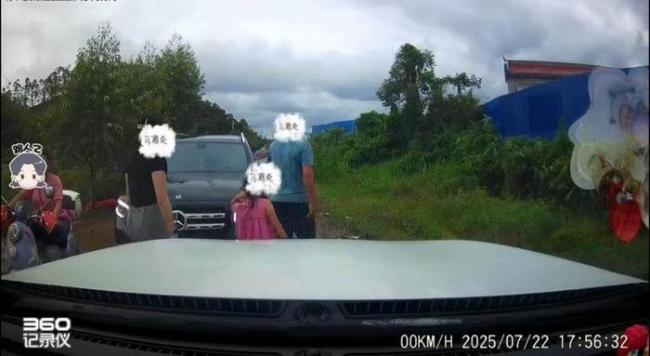 当事男子还原“奔驰女司机亮证逼迫让路”过程：希望女子公开道歉！