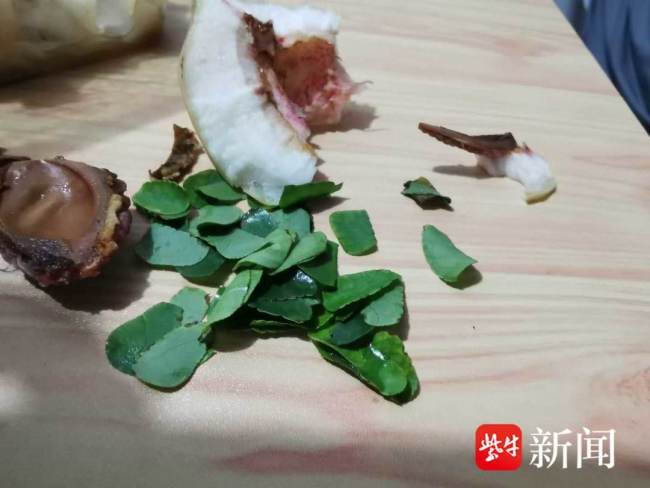 女子吃桃子咬开发现里面一堆树叶