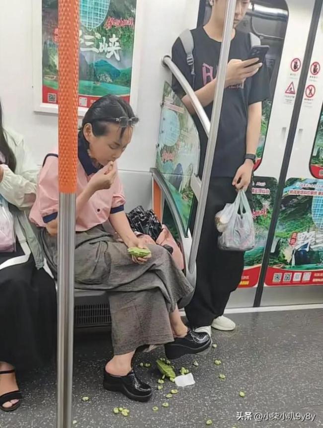 女子地铁内吃莲蓬吃完还随手丢垃圾 嚣张行为引热议