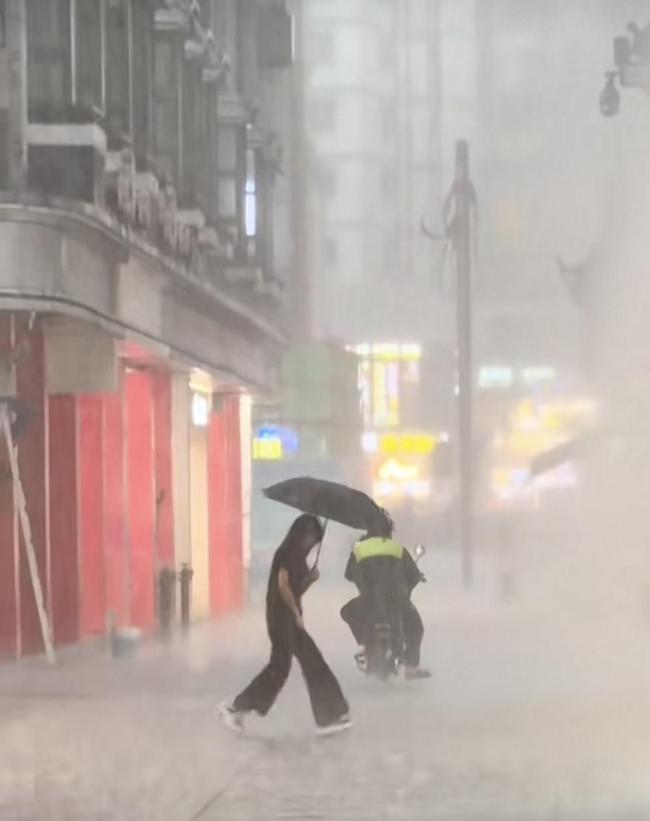 深圳气象局回应暴雨预警跳降