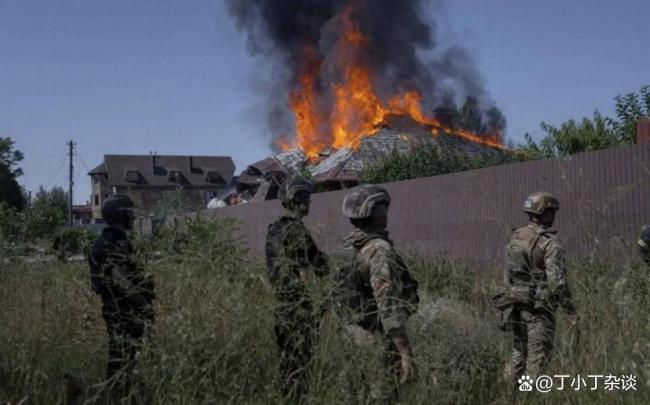 俄无人机打击乌战车剧烈爆炸；北约军火列车被击中