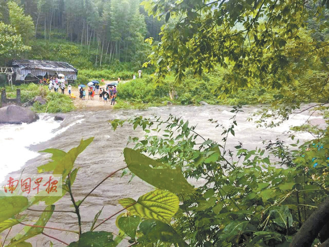 游客实拍兴安县洪水来临瞬间