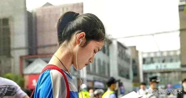 大学录取通知书里加入反诈大礼包 防骗成入学第一课