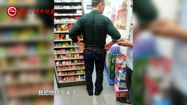 男子被车辆溅水理论遭推搡辱骂 文明驾驶何在？