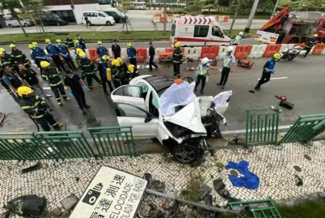 澳门一私家车失控撞栏 4死3伤含年轻球员