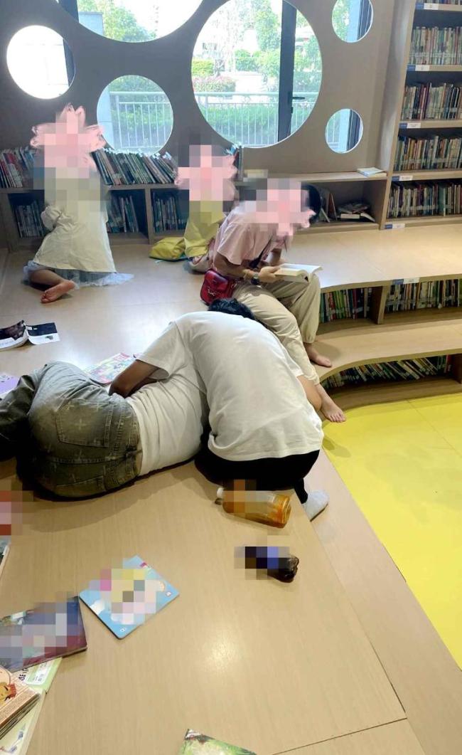 情侶在少兒閱讀區(qū)當(dāng)眾親熱 不文明行為引家長(zhǎng)不滿