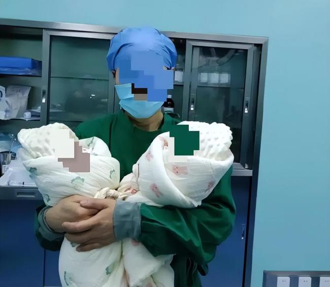 多名患者悼念坠楼妇产科主任