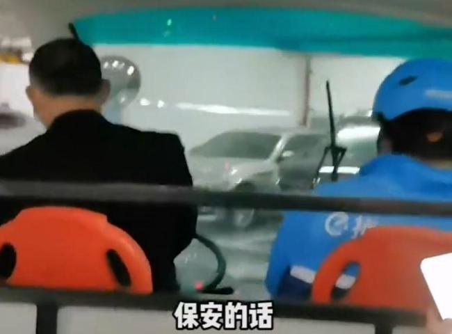 小区禁骑车送餐 外卖员举报消防隐患 配送新规引争议