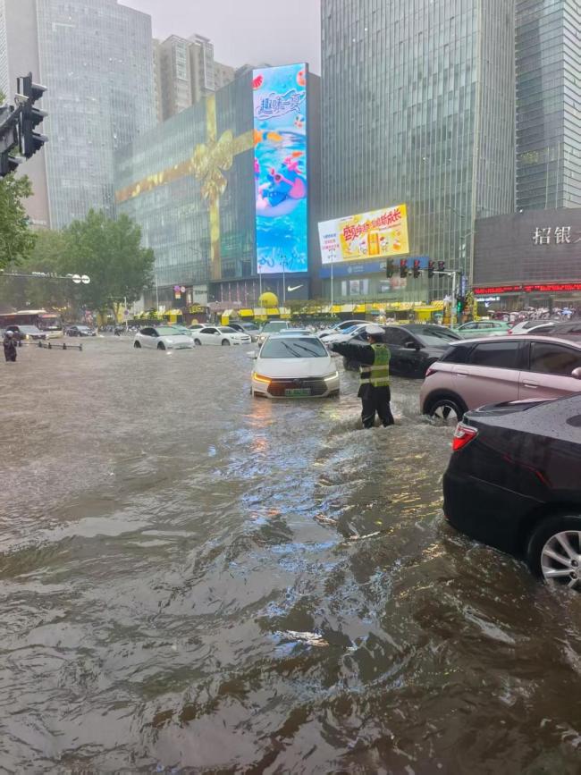 郑州暴雨：立即停产停业停课停运