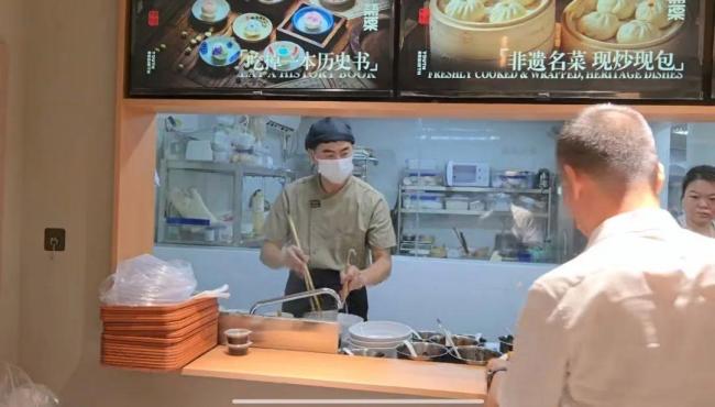 一饭店只招35岁以上员工 挑战职场年龄歧视
