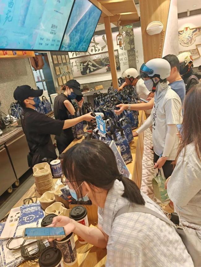 秋天的第一杯奶茶你喝了吗 全国多地奶茶店爆单