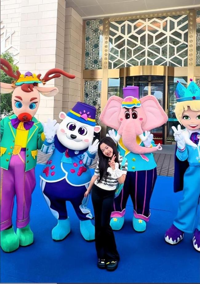 董璇与女儿小酒窝现身游乐园 暑期母女同乐时光