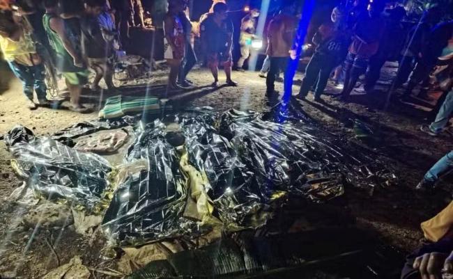 菲律宾一车辆坠入峡谷至少8人死亡