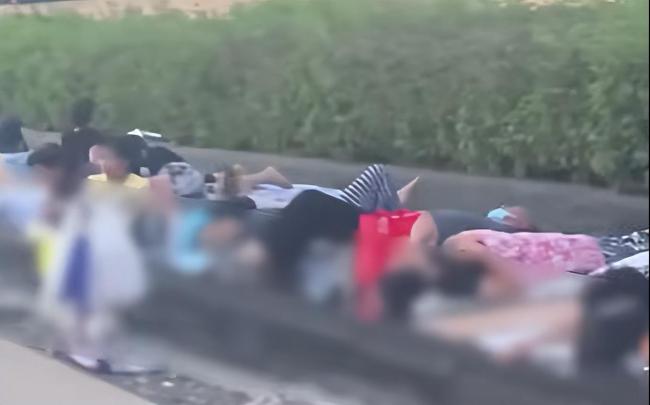 大媽躺臺(tái)階上汗蒸曬日光浴被質(zhì)疑不文明！城管回應(yīng)：已進(jìn)行勸阻和治理