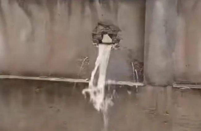 郑州暴雨一小区砸墙向隔壁小区排水 社区：缺口已堵，正协调维修