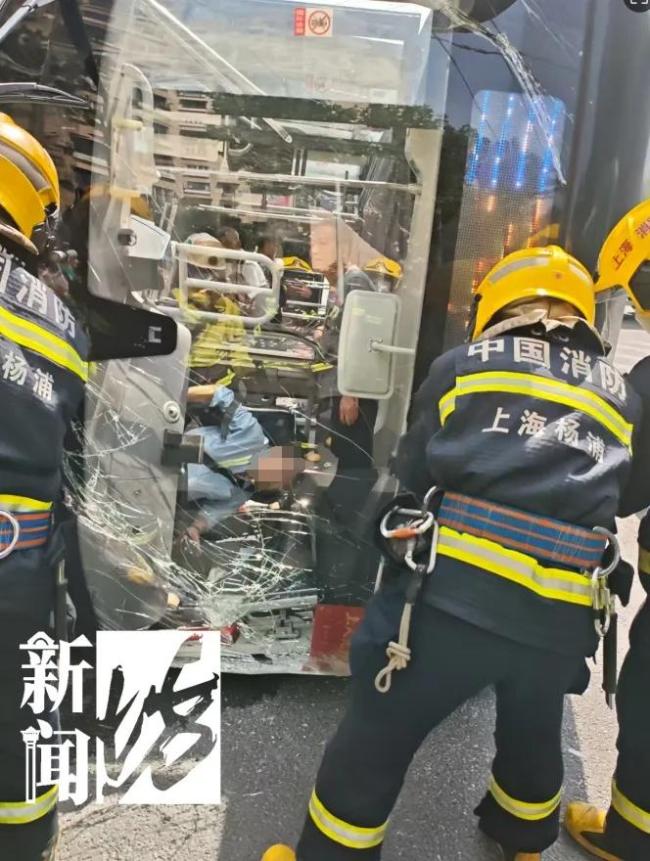 上海一公交与土方车相撞侧翻3人送医 事故现场已处理完毕