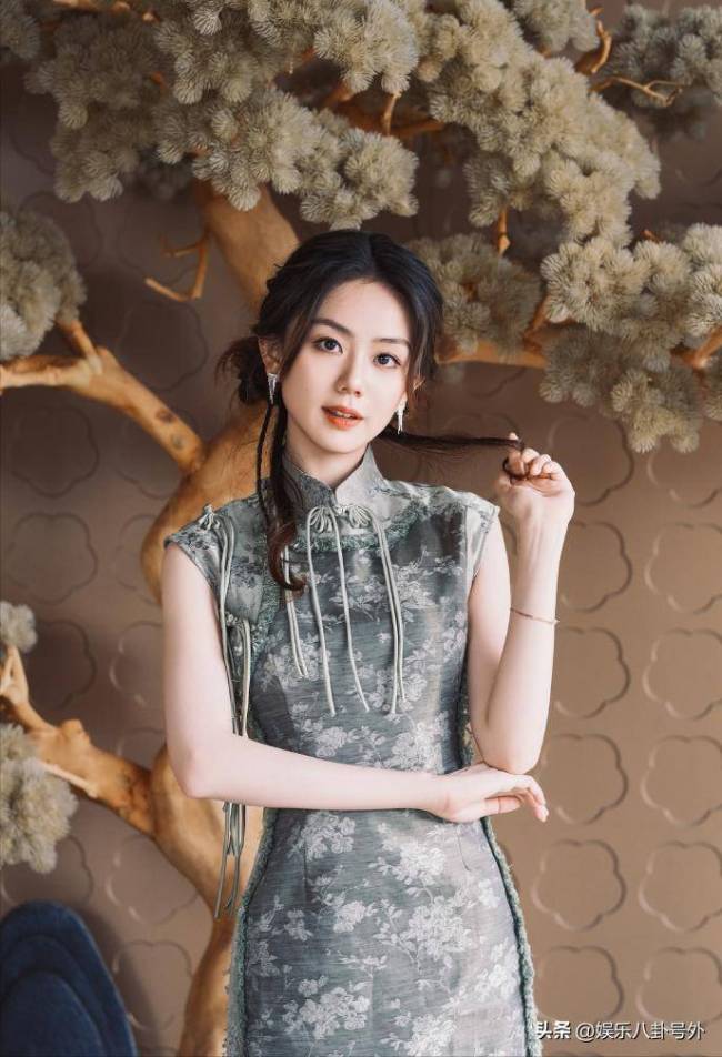 许嵩冯禧手拉手逛街 低调恋情曝光