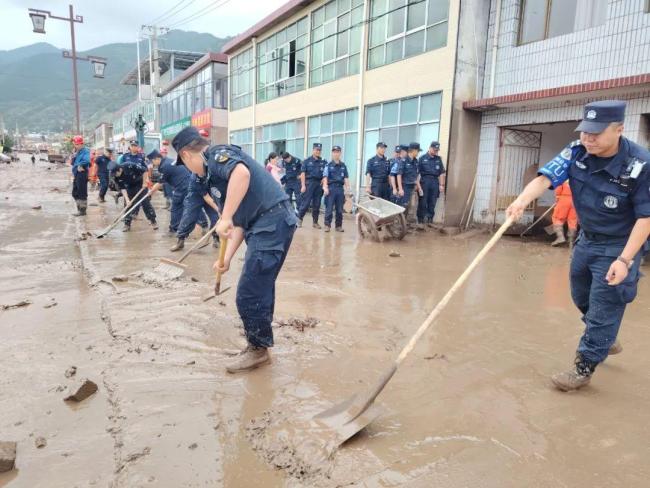 探访甘肃榆中山洪救援现场 多部门合力抢险救灾