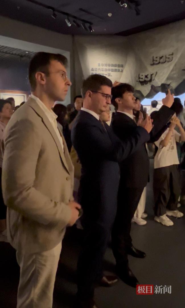 马库斯用中文写下“我们不会忘记”