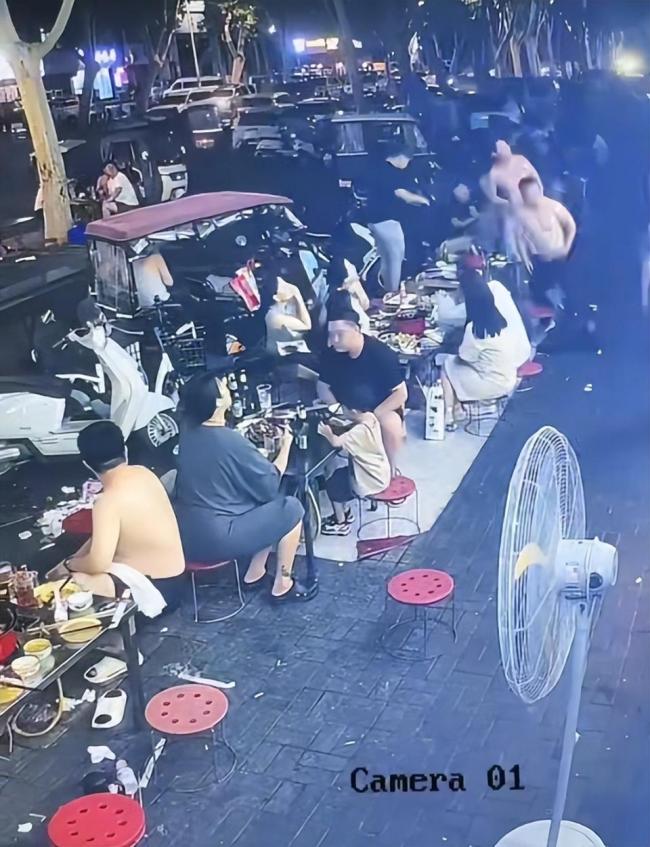 女子街边吃烧烤疑被楼上泼辣椒油 深夜扰民误会引发争议