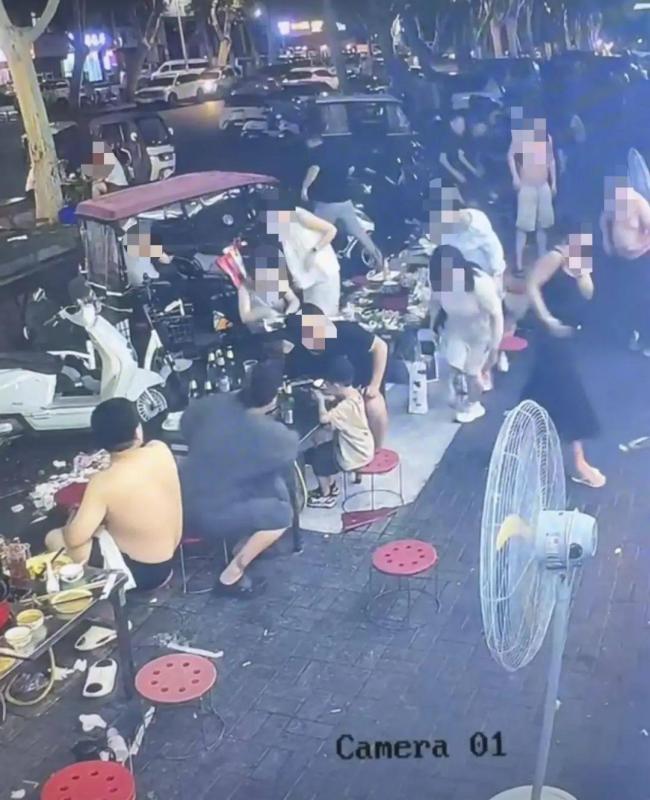 多人街边用餐遭楼上住户泼液体