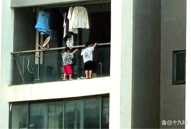 小孩翻到阳台外侧玩邻居紧急提醒 揪心一幕引发关注