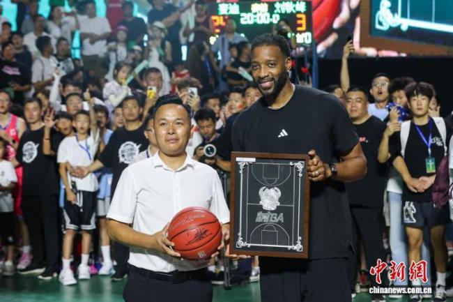 前NBA著名球星麦迪现身村BA 与球迷热情互动